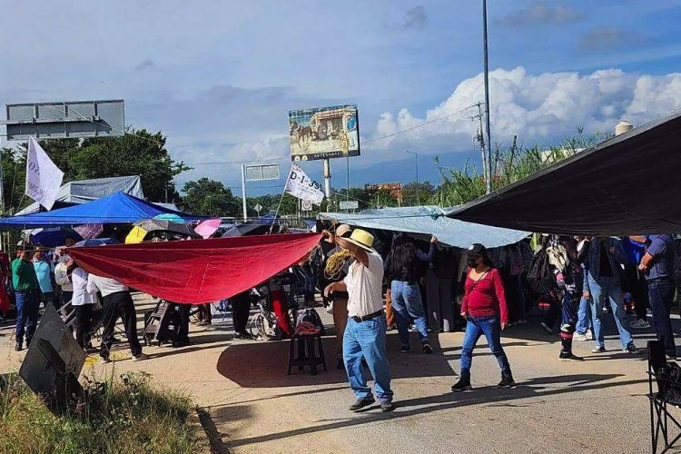 Paro nacional de la CNTE colapsa carreteras en al menos cinco estados de la república
