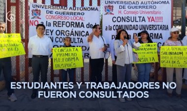 Protestan académicos de la UAGro en el Congreso del Estado