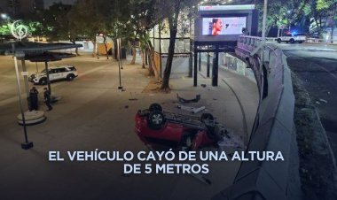 Camioneta cae en la Glorieta de Insurgentes y conductor huye del lugar