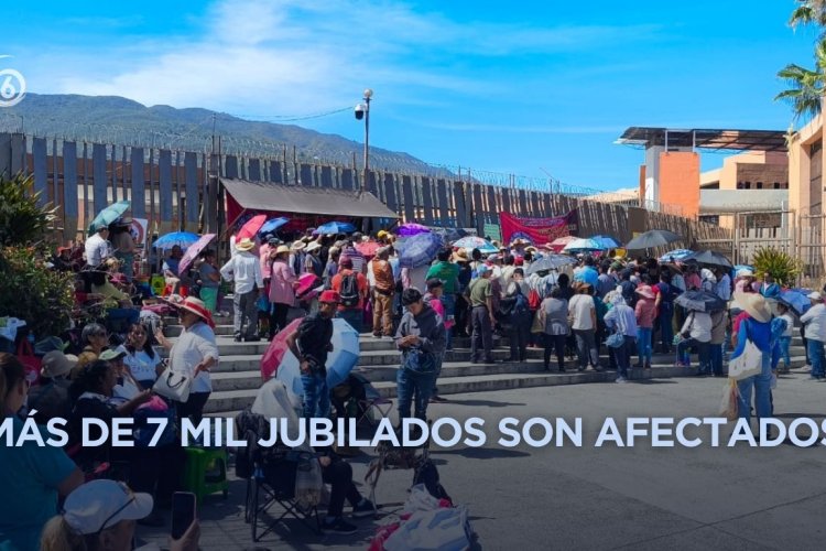 Protestan maestros jubilados en Chilpancingo por falta de pagos