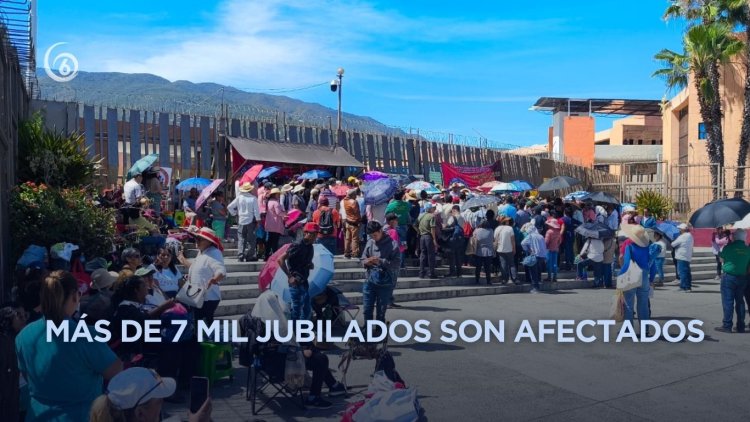 Protestan maestros jubilados en Chilpancingo por falta de pagos