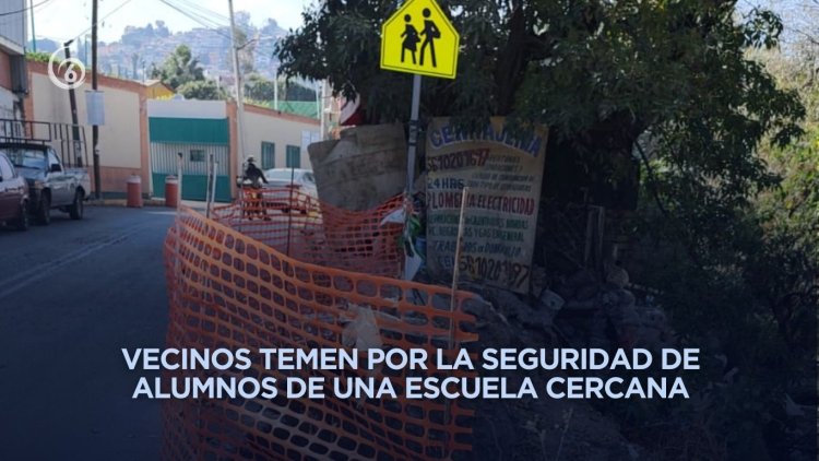 Alertan sobre peligro por desplome de pavimento cerca de río en Naucalpan