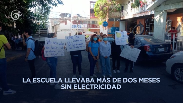 Bloquean calles alumnos de la UPN en Guerrero; exigen se restablezca la luz