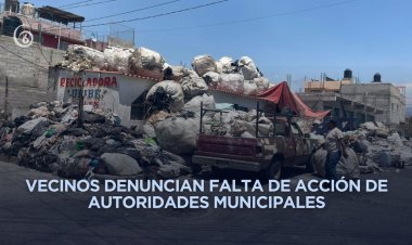 Banquetas invadidas en Chimalhuacán ponen en riesgo a peatones