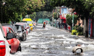 Megafuga de agua afecta a decenas de familias en límites de Iztapalapa y Tláhuac