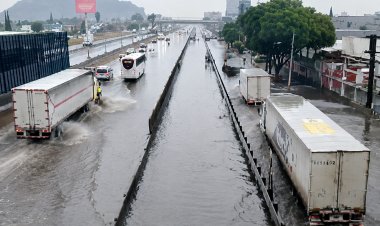 Lluvias provocan severas inundaciones en la México-Puebla y zona oriente del Edomex