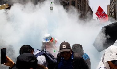 Policía dispersa con gas pimienta protesta de CNTE en CDMX