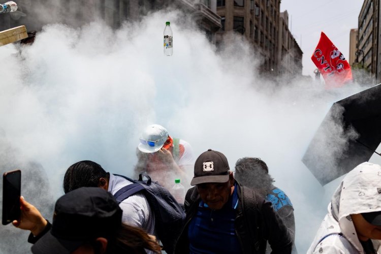 Policía dispersa con gas pimienta protesta de CNTE en CDMX