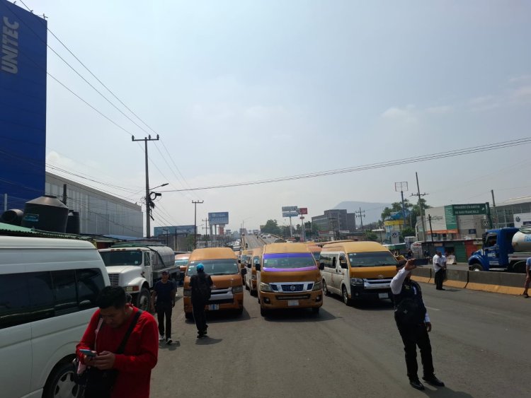 Transportistas bloquean la México-Puebla y provocan caos vial en límites de CDMX y Edomex