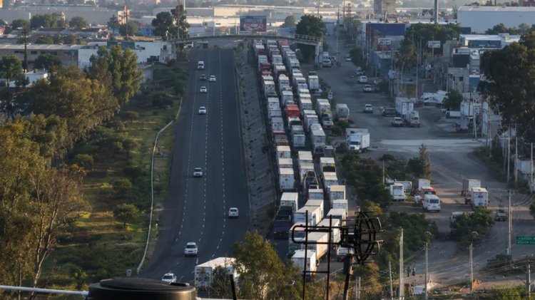Cumple 24 horas bloqueo en la carretera 57 por falta de agua en comunidades de Querétaro