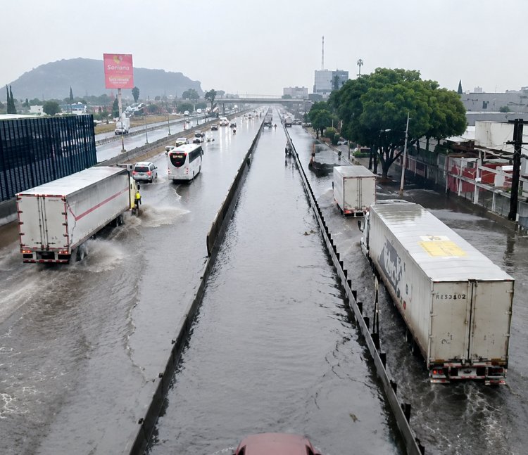 Lluvias provocan severas inundaciones en la México-Puebla y zona oriente del Edomex