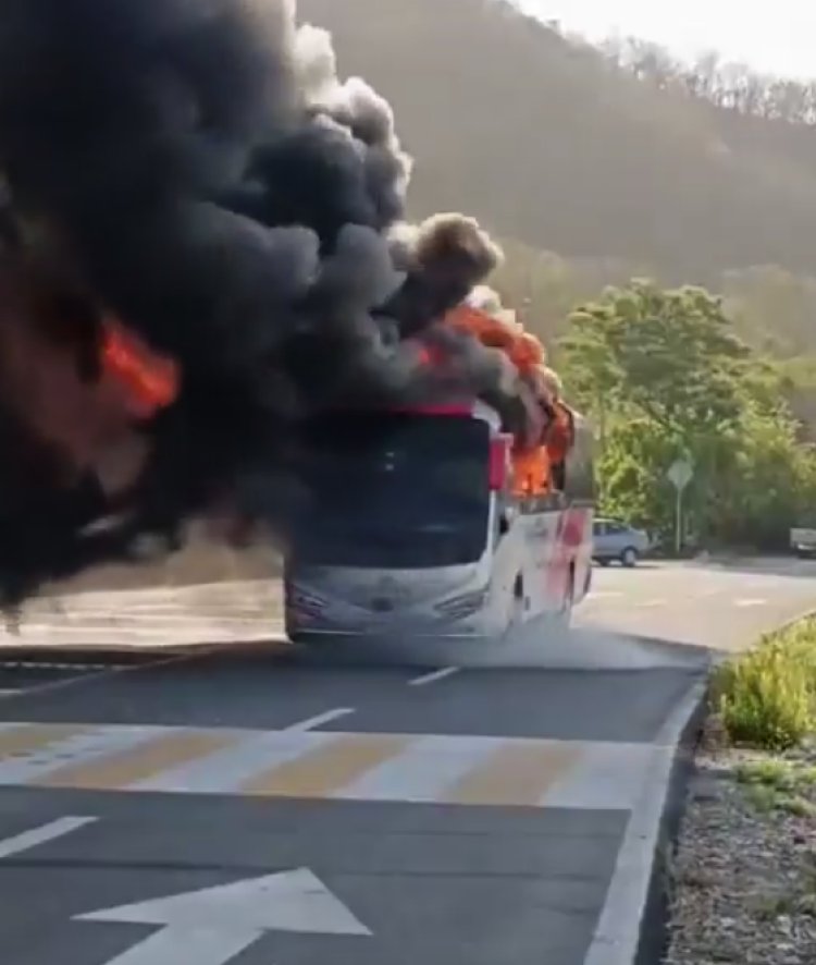 Queman vehículos por asesinato de comuneros en Michoacán