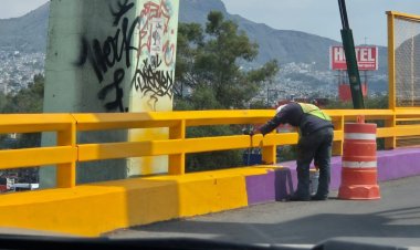 Repintan puentes en CDMX tras polémica por uso de color morado en infraestructura vial