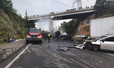 Tractocamión tipo pipa choca contra autos y se incendia en la autopista Chamapa-Lechería