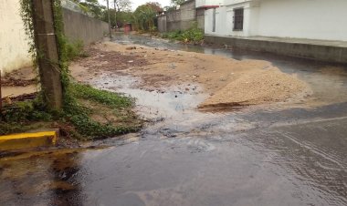 Calles de Salina Cruz se llenan de hidrocarburos por fuga de Pemex