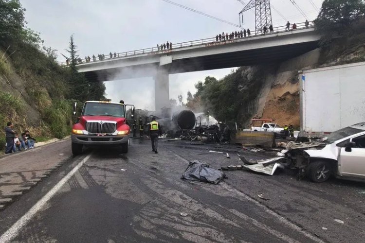 Tractocamión tipo pipa choca contra autos y se incendia en la autopista Chamapa-Lechería