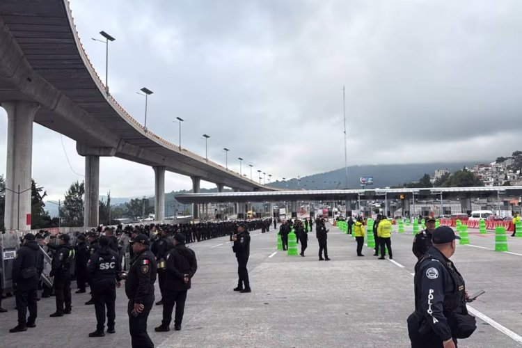 Presuntos normalistas bloquean autopista México-Cuernavaca