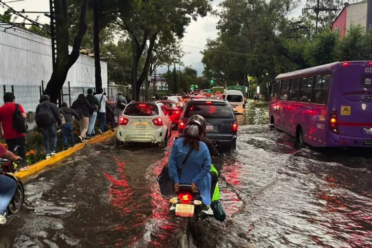 Fuertes lluvias al sur de la CDMX provocan inundación de hospital y vialidades