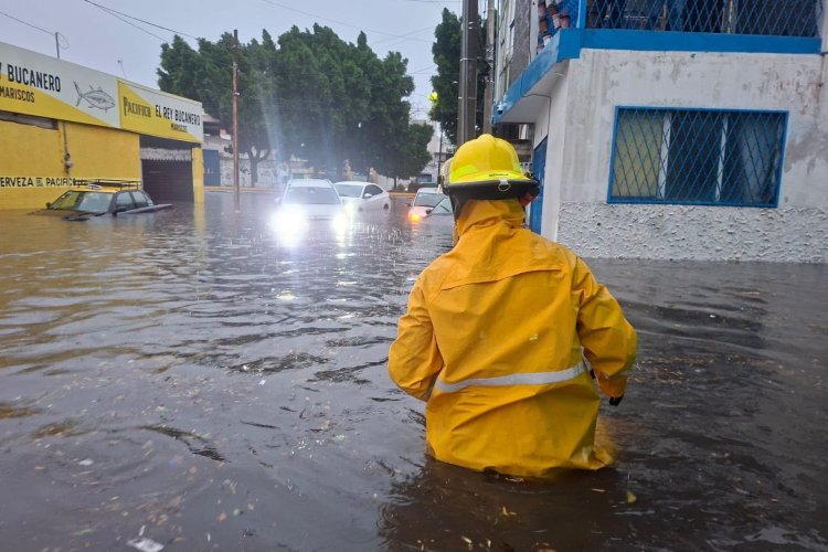 Tromba en Puebla deja un muerto y caos total por las inundaciones