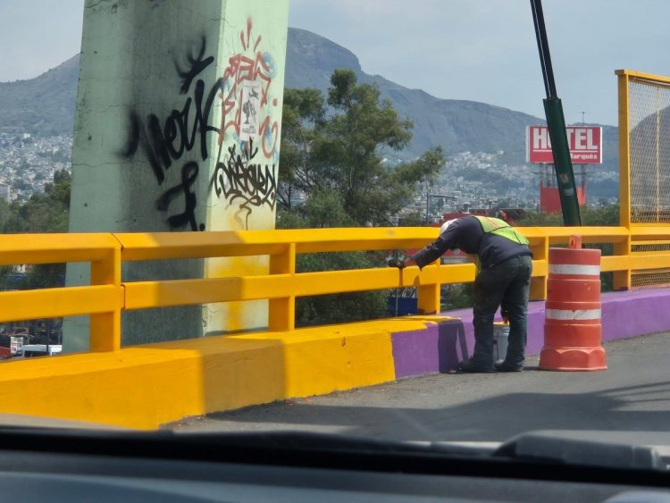 Repintan puentes en CDMX tras polémica por uso de color morado en infraestructura vial