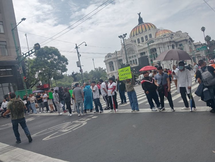 Comerciantes y trabajadores exigen solución ante cierres por manifestaciones de la CNTE en el Centro Histórico