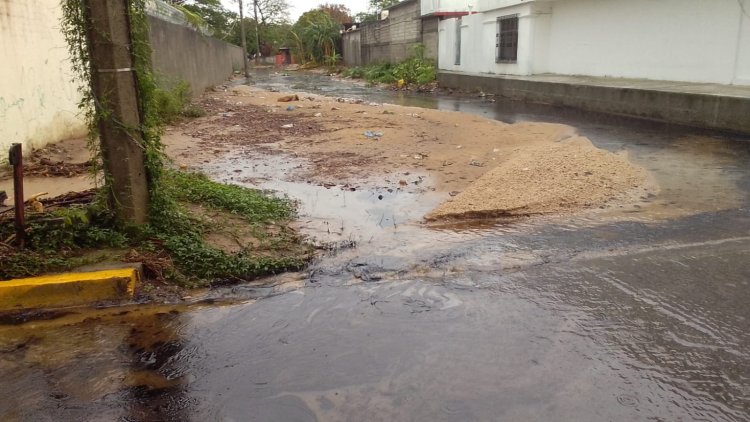 Calles de Salina Cruz se llenan de hidrocarburos por fuga de Pemex