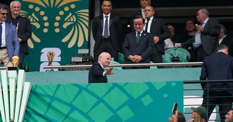 Destaca ausencia de mandatarios de países sede durante partido inaugural del Mundial