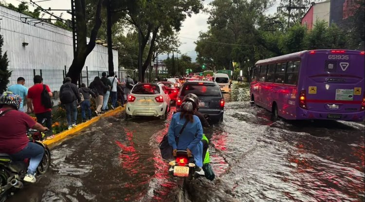 Fuertes lluvias al sur de la CDMX provocan inundación de hospital y vialidades