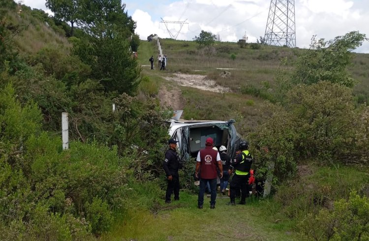 Volcadura de autobús en Almoloya de Juárez deja dos muertos y 11 lesionados