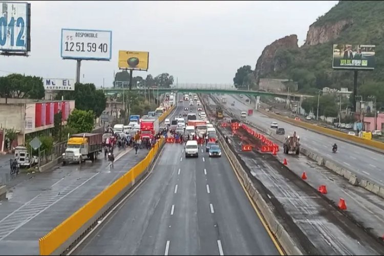Vecinos de Ixtapaluca bloquearon la México-Puebla; piden atender posible desbordamiento de canal
